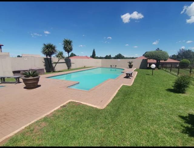 3 BEDROOM APARTMENT FOR SALE IN VANDERBIJLPARK SW 5